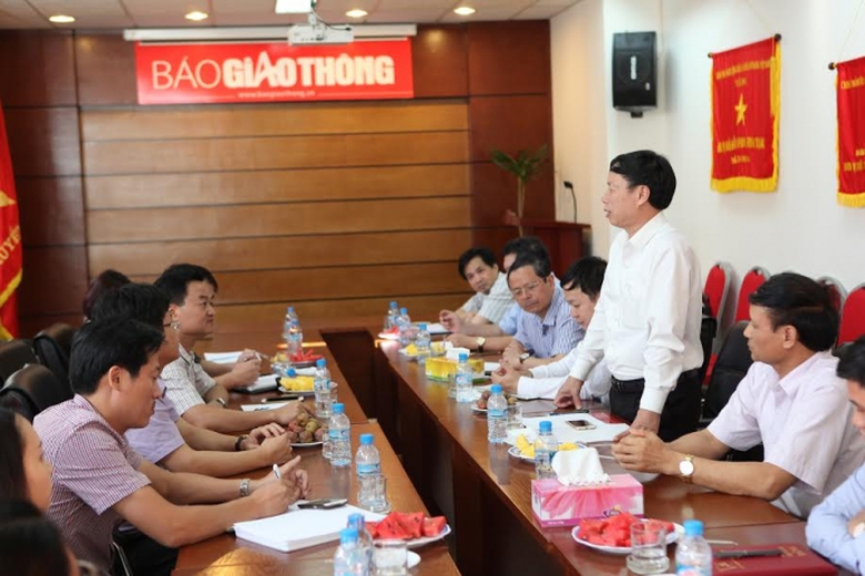 ban dang lam viec voi bao giao thong 2