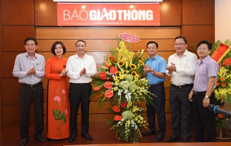 bo truong TQN chuc mung bao giao thong 