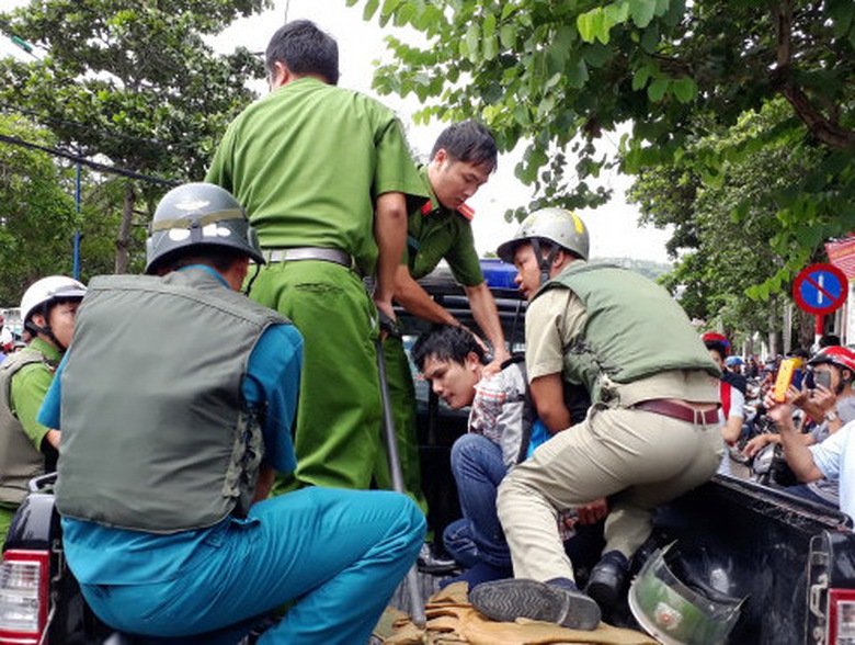 nem chai xang vao hoi truong thanh uy