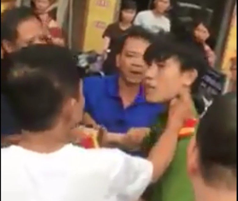 thanh nien mac canh phuc bi danh