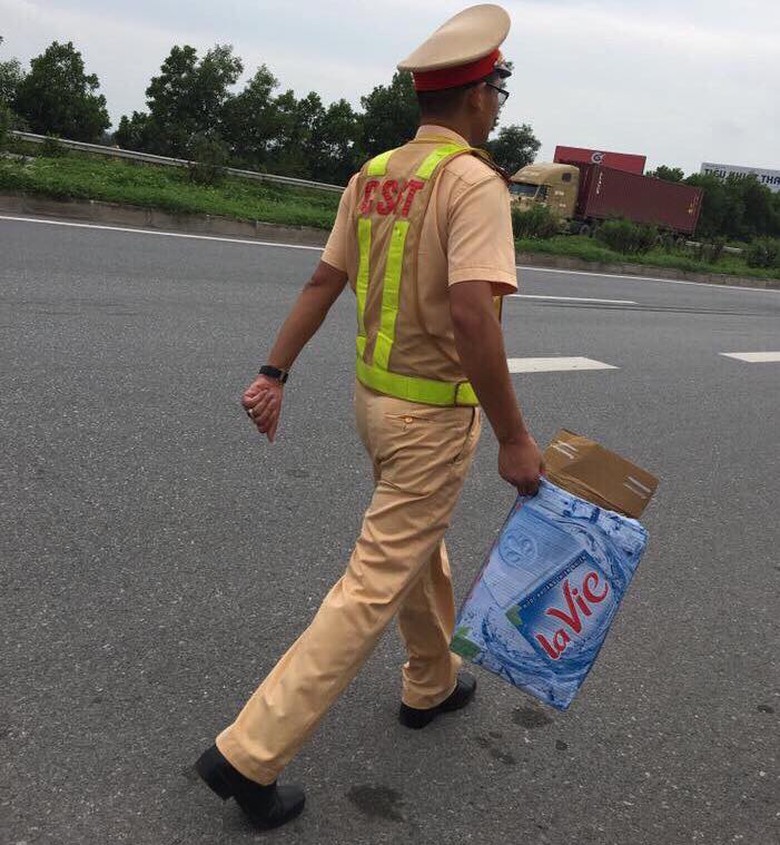 thu gom đinh tr&ecirc;n cao tốc