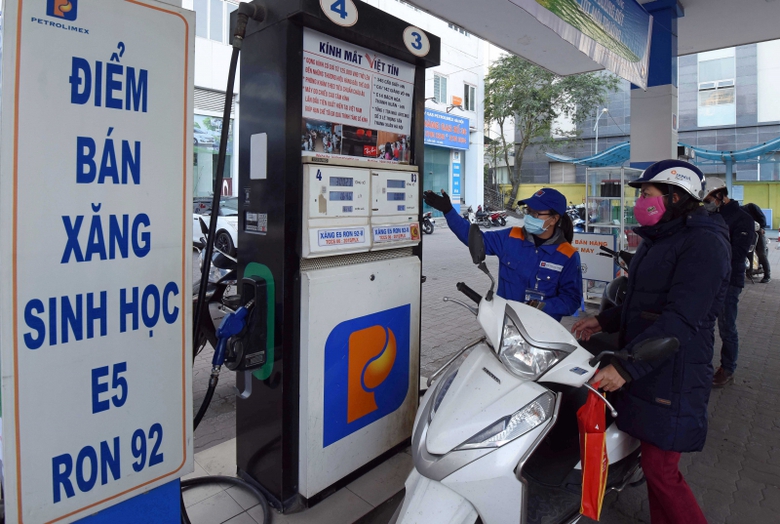 Kh&aacute;ch đổ xăng E5  (1)