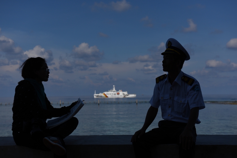 Hoa si Doan Huong ve ky hoa o Truong Sa