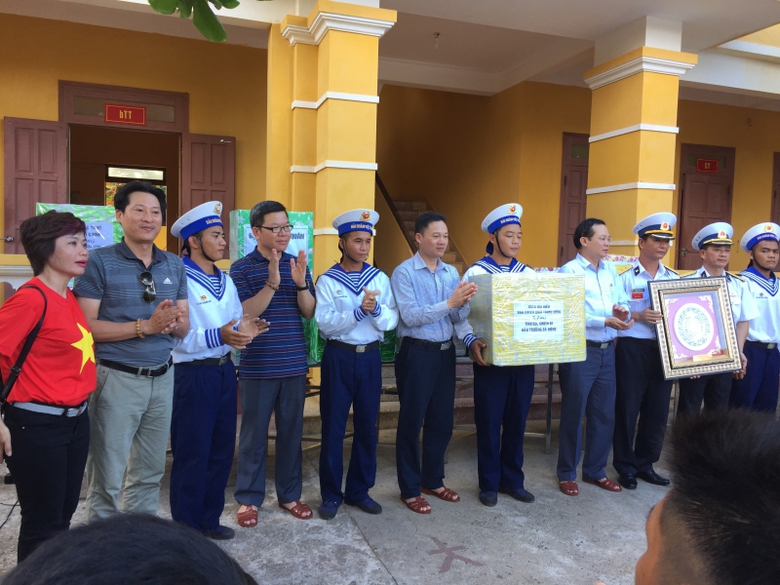 tang qua can bo chien sy dao Truong Sa Đ&ocirc;ng