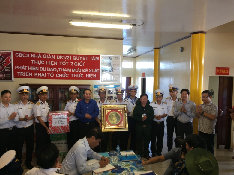 dai dien bao giao thong tang qua can bo chien sy D