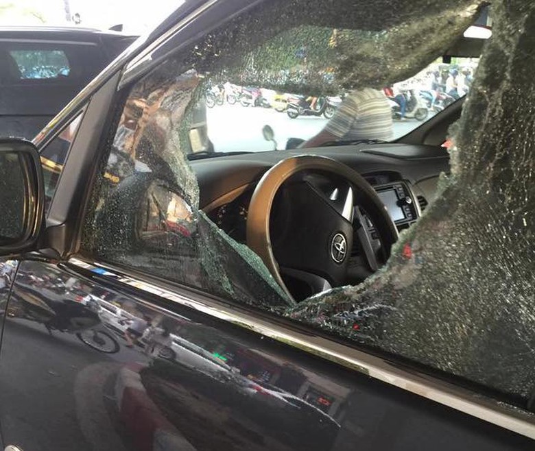 t&acirc;m thần đập k&iacute;nh xe ở trần duy hưng 