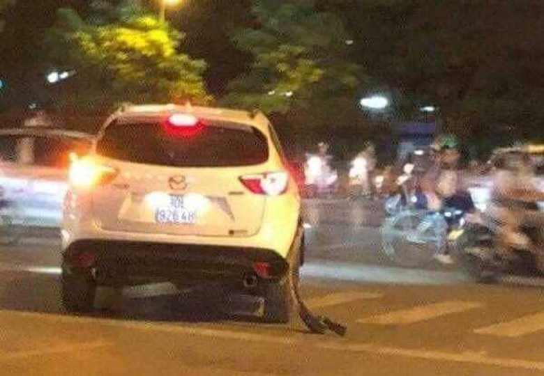 cx5 chen qua nguoi lai xe taxi