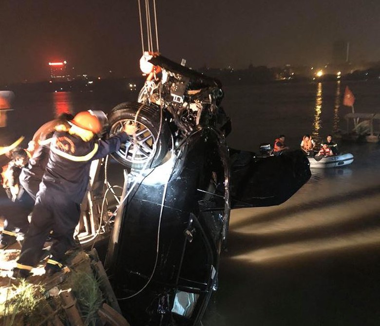 xe 5 chỗ rơi xuống s&ocirc;ng hồng 