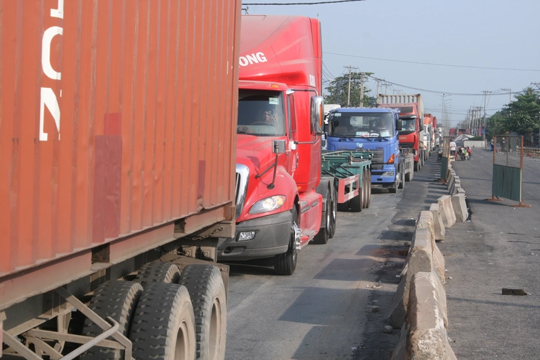 Xe con từ cảng C&aacute;t l&aacute;i đổ ra