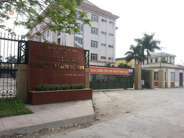 hai-hoc-sinh-danh-thay-giao-dap-mui-ngay-cong-truo