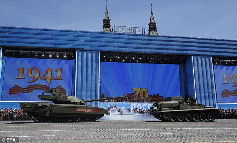 sieu-tang-armata-bat-dong-tren-quang-truong-do-bao