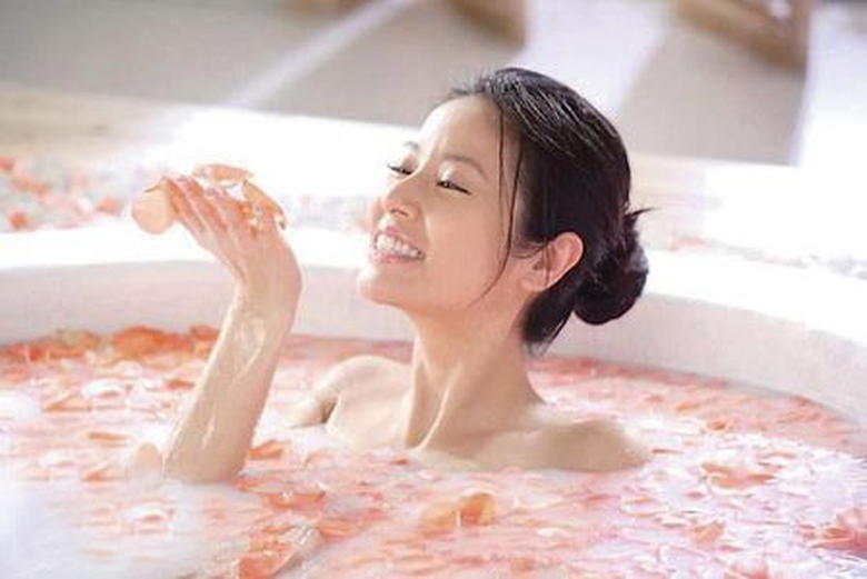 pha-nuoc-tam-voi-tinh-dau