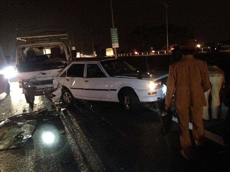 xe-tai-huc-vao-duoi-o-to-con-dang-dung-3-nguoi-bi-