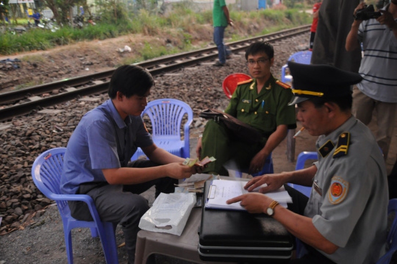 nguoi-dan-ong-di-xe-may-bi-tau-hoa-keo-le-40m