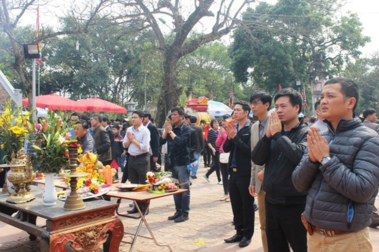 van-nguoi-un-un-do-ve-den-tran-truoc-gio-khai-an