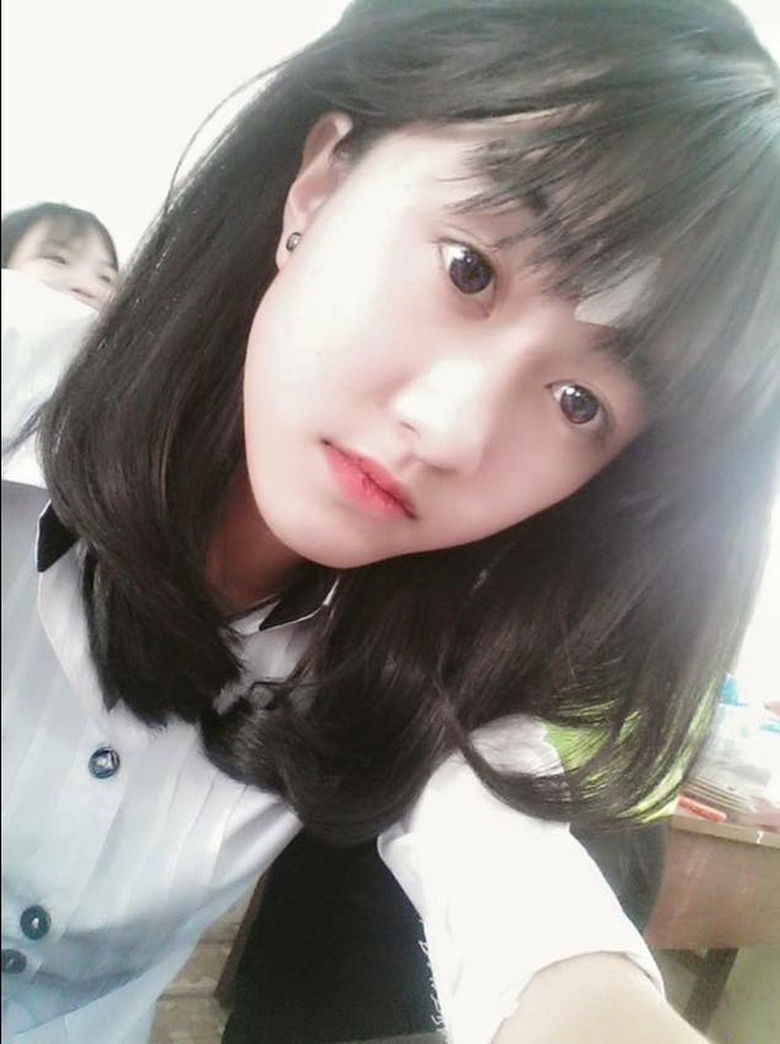 co-gai-xinh-dep-bi-cua-chan-vi-su-tac-trach-cua-ba