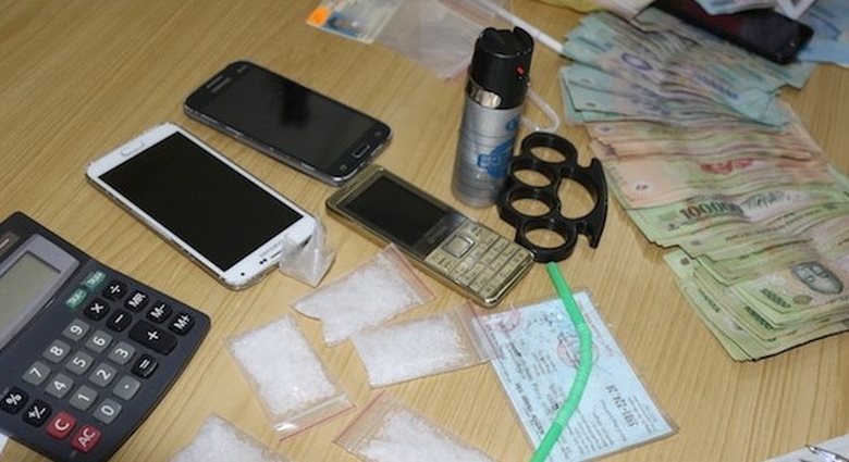 tnag-vat-6-goi-ma-tuy-da-va-hon-27-trieu-tien-mat-