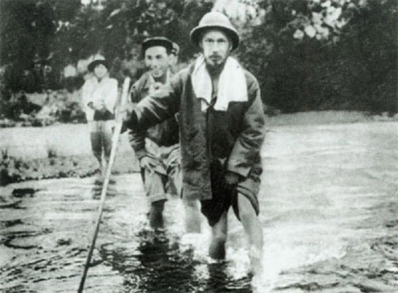 anh-gian-di-cua-bac-ho 9