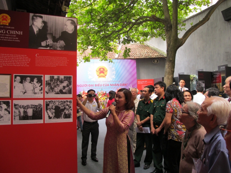 Đại biểu nghe giới thiệu triển l&atilde;m