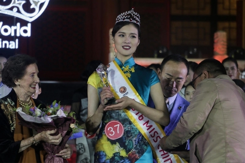 nhan-sac-tan-hoa-hau-the-gioi-trung-quoc-duoc-khen