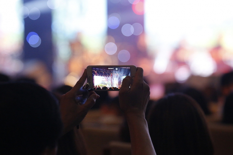 ảnh 9_ Kh&aacute;n giả Quy Nhơn chăm ch&uacute; ghi lại từng kho