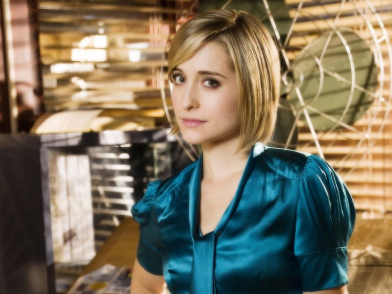 chloe_sullivan_side_portrait_wallpaper_-_1152x864
