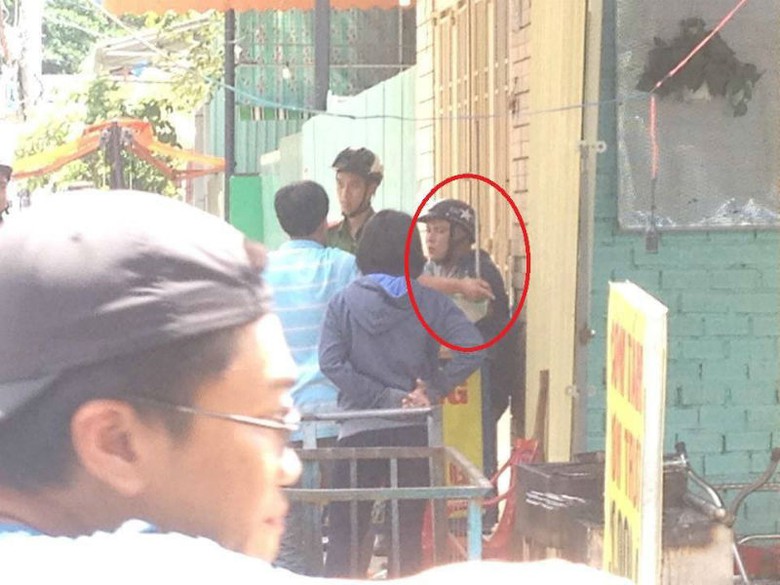 canh-sat-no-sung-khong-che-ke-dung-dao-keo-tan-con