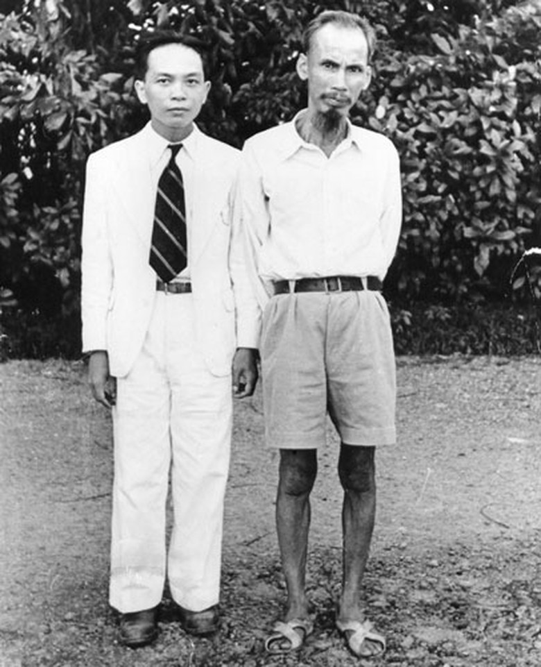B&aacute;c Hồ v&agrave; Đại tướng V&otilde; Nguy&ecirc;n Gi&aacute;p năm 1945
