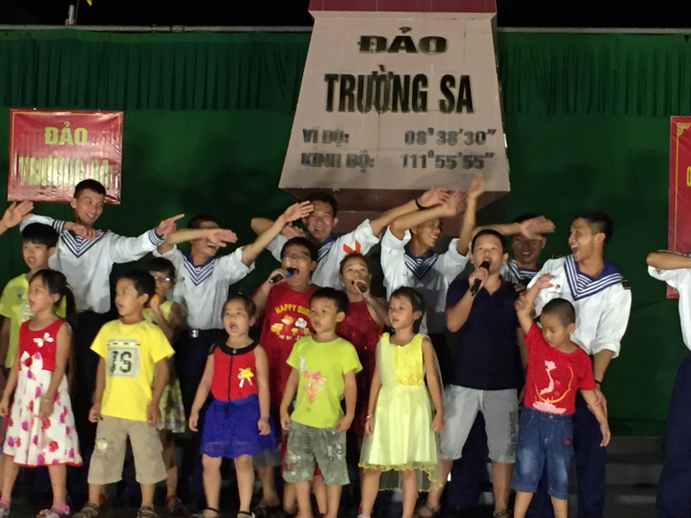 c&aacute;c ch&aacute;u thiếu nhi  đảo Trường Sa
