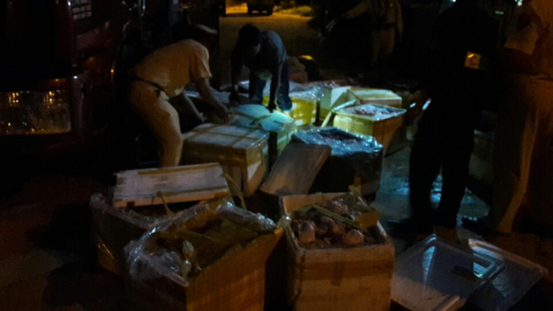 Quang-Nam-bat-2-xe-tai-cho-noi-tang-thoi