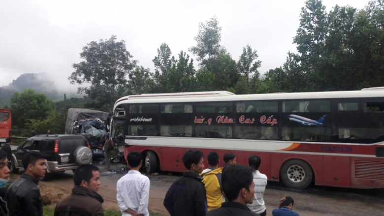 xe-tai-doi-dau-xe-khach-2-nguoi-thuong-vong-1