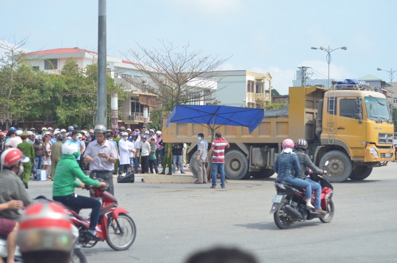 Xe-ben-cuon-xe-may-vao-gam-1-nguoi-chet-tai-cho-1