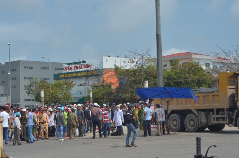 Xe-ben-cuon-xe-may-vao-gam-1-nguoi-chet-tai-cho-2 