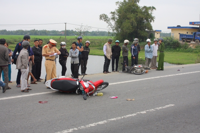 Xe-may-dam-nhau-2-nguoi-trong-thuong-1