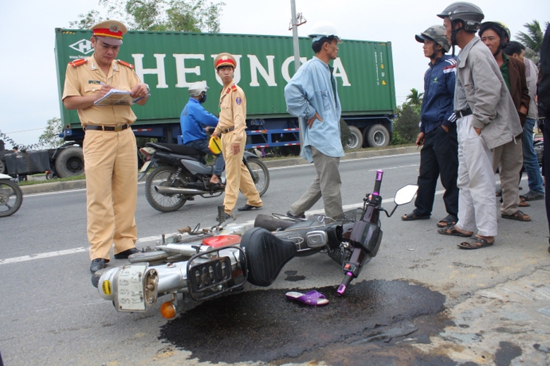 Xe-may-dam-nhau-2-nguoi-trong-thuong-2