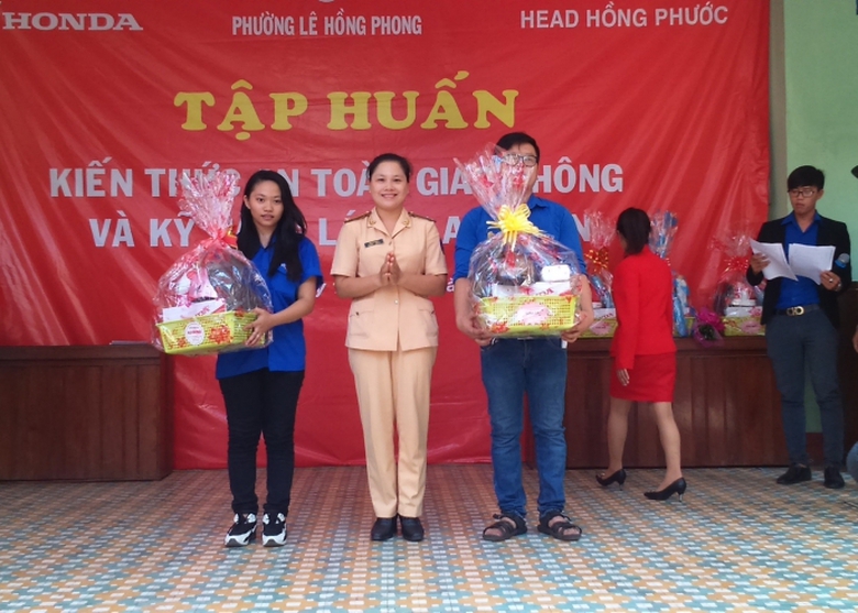 150-doan-vien-thi-tim-hieu-kien-thuc-ATGT-v&agrave;-lai-x