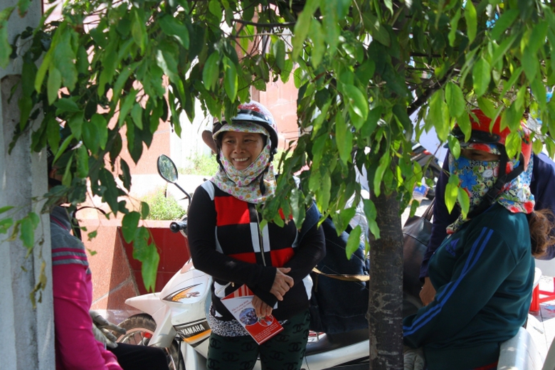 phu-huynh-vat-va-cho-con-duoi-tiet-troi-do-lua-2