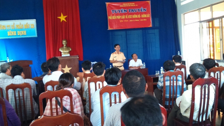 Binh-dinh-tuyen-truyen-phap-luat-ve-ATGT-den-lai-x