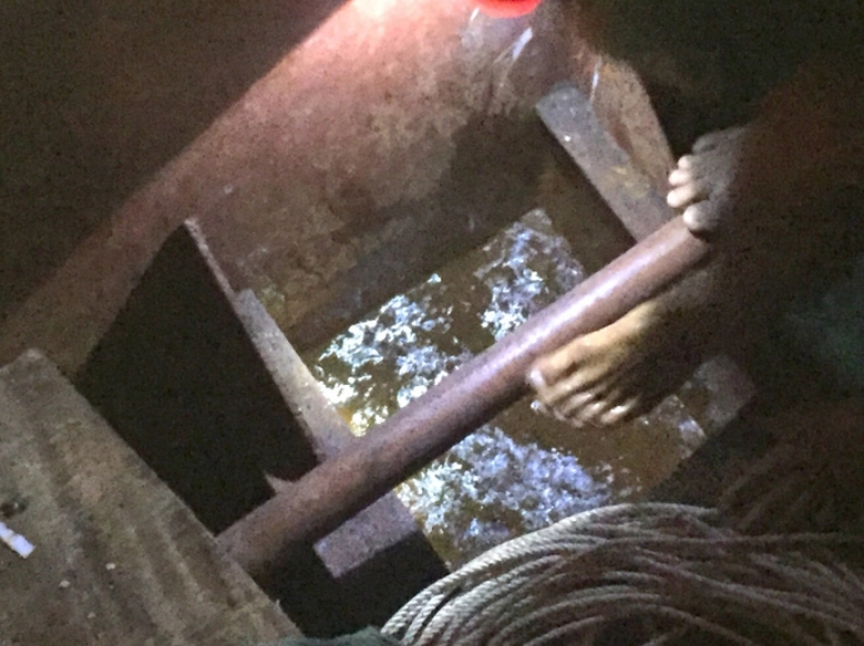 Tau-thep-khung-vua-dong-da-hong-5