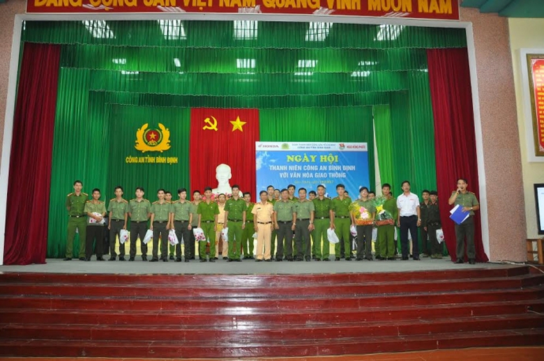 Cong-an-Binh-Dinh-voi-ngay-hoi-van-hoa-giao-thong-