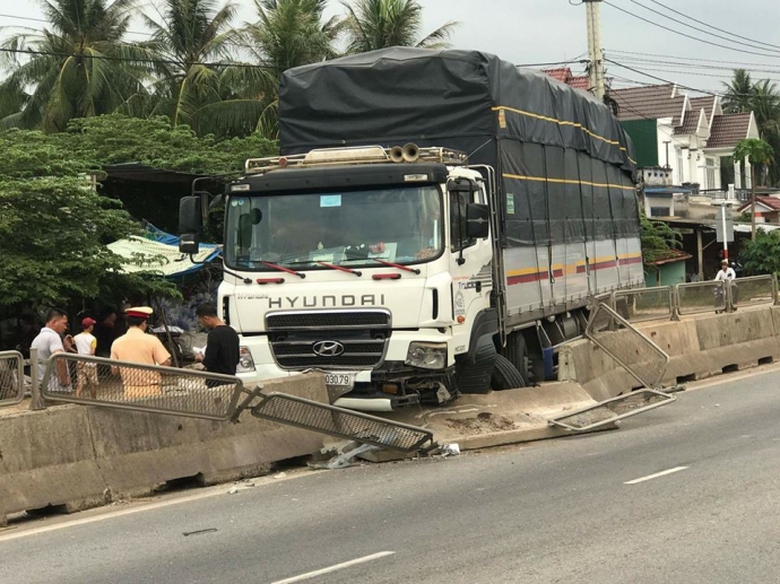 Xe-tai-dam-toac-dai-phan-cach-QL1-Binh-Dinh