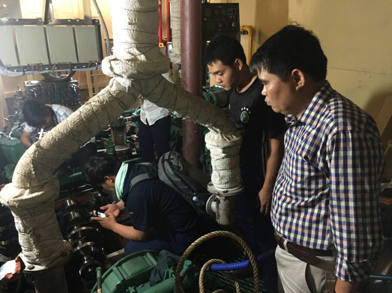 Chuyen-gia-Han-Quoc-kiem-tra-may-tau-thep-hu-hong-