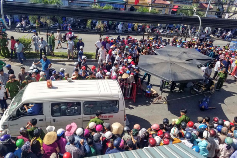 Nam-thanh-nien-bi-ban-chet-khi-dang-cho-den-do