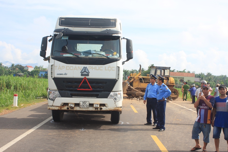 Xe-khach-va-cham-xe-tai-11-nguoi-thuong-vong-1