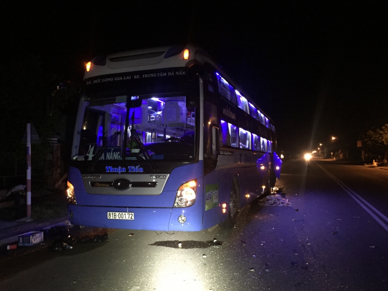 Huc-duoi-xe-khach-tai-xe-xe-tai-chet-tai-cho