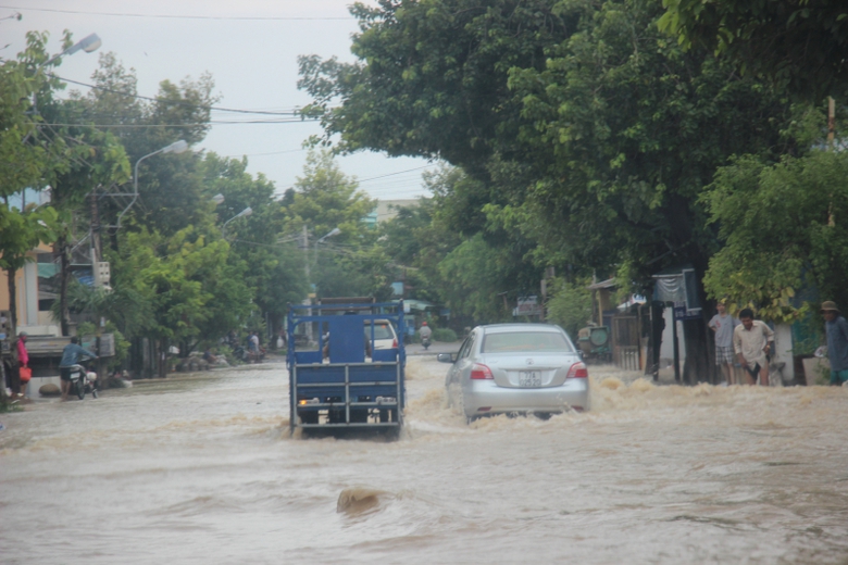 Nuoc-lu-bua-vay-nguoi-dan-Quy-Nhon-boi-song-giua-p