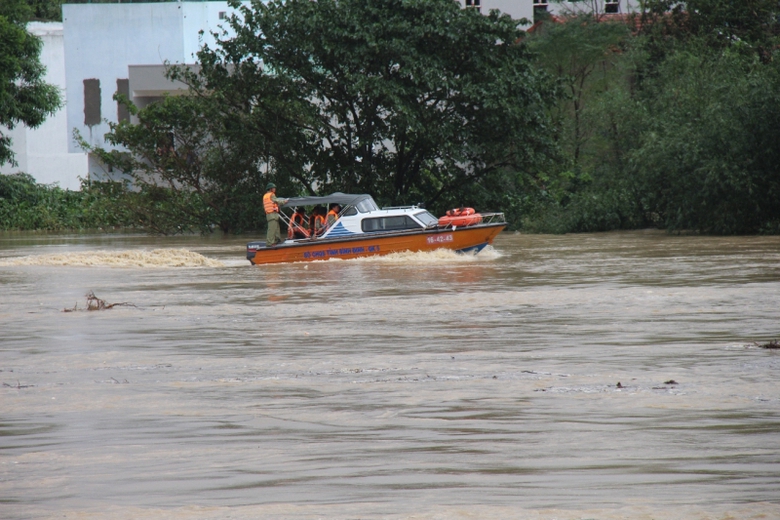 Nuoc-lu-bua-vay-nguoi-dan-Quy-Nhon-boi-song-giua-p