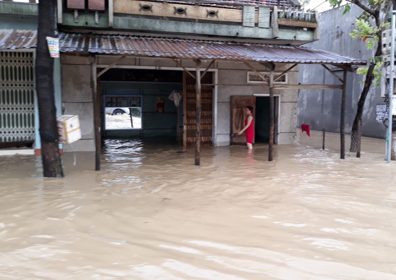 Nuoc-lu-bua-vay-nguoi-dan-Quy-Nhon-boi-song-giua-p