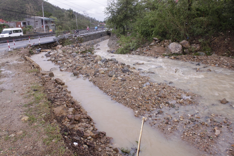 QL1-Khanh-Hoa-thiet-hia-nang-do-mua-bao-7