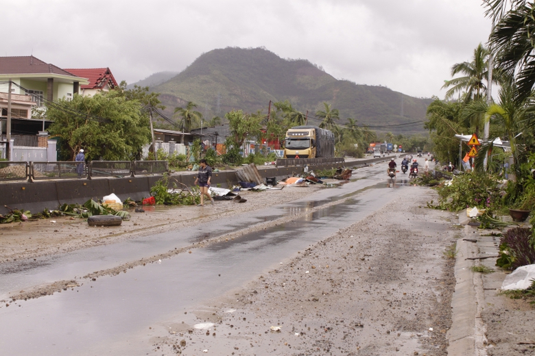 QL1-Khanh-Hoa-thiet-hia-nang-do-mua-bao-8